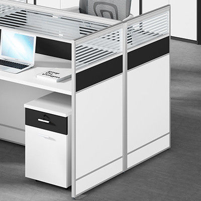オフィス家具における近代化 シンプルな職場のための4つのスタッフの机と椅子組み合わせ